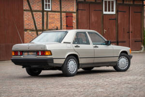 Image 12/77 de Mercedes-Benz 190 E 2.3 (1988)