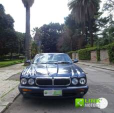 Image 2/10 of Jaguar XJ 8 Sovereign (1999)