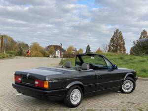 Image 7/8 of BMW 318i (1991)