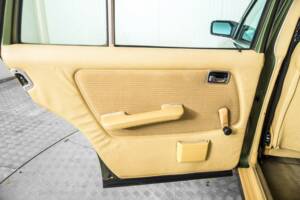 Afbeelding 36/50 van Mercedes-Benz 200 T (1982)