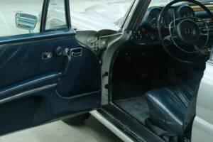 Image 23/50 of Mercedes-Benz 280 SE 3,5 (1970)