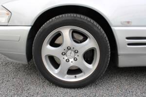 Image 23/50 of Mercedes-Benz SL 320 (2001)