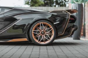 Image 8/68 of Lamborghini Sián FKP 37 (2021)