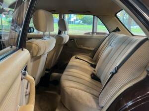 Image 10/21 of Mercedes-Benz 230 E (1983)
