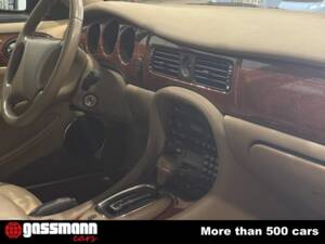 Image 2/4 of Jaguar XJ 8 Sovereign (1998)