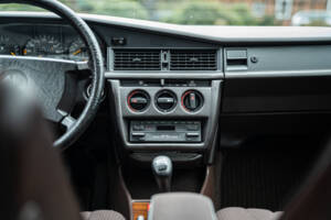 Image 27/77 de Mercedes-Benz 190 E 2.3 (1988)