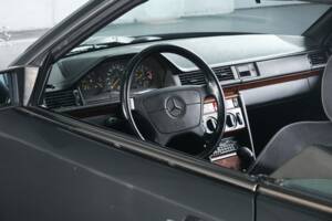 Bild 37/50 von Mercedes-Benz 300 CE (1991)
