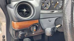 Afbeelding 19/25 van Mercedes-Benz 230 E (1984)