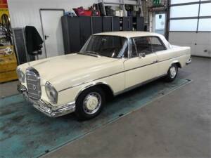 Image 2/50 of Mercedes-Benz 300 SE (1967)