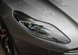 Image 33/39 of Aston Martin DB 11 Volante (2018)