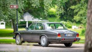 Image 2/42 of Daimler Double Six (1989)
