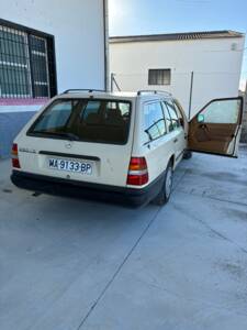 Immagine 3/14 di Mercedes-Benz 230 TE (1987)