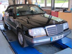 Image 6/171 of Mercedes-Benz E 220 (1994)