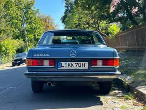 Immagine 5/38 di Mercedes-Benz 230 CE (1983)