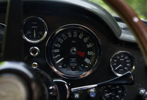 Bild 17/25 von Aston Martin DB 6 Mk II (1971)