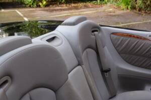 Image 45/49 of Mercedes-Benz CLK 500 (2004)