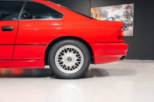 Image 12/33 of BMW 850i (1991)