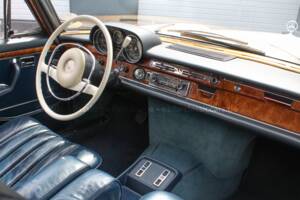 Image 12/35 de Mercedes-Benz 300 SEL 3.5 (1971)