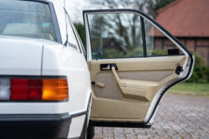 Imagen 36/42 de Mercedes-Benz 190 E (1984)