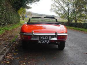 Image 5/18 de Jaguar E-Type (1968)