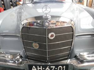Image 28/50 de Mercedes-Benz 220 SE b (1963)