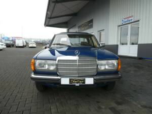 Imagen 2/21 de Mercedes-Benz 200 D (1984)