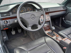Imagen 15/24 de Mercedes-Benz E 220 (1996)