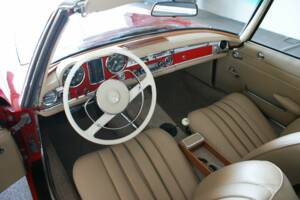 Image 2/8 de Mercedes-Benz 250 SL (1967)