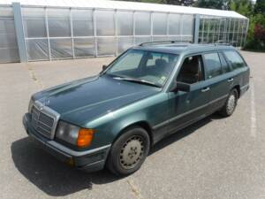 Image 2/12 of Mercedes-Benz 300 TD Turbo (1988)