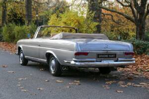 Image 8/50 of Mercedes-Benz 220 SE b (1966)