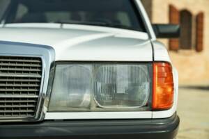 Image 22/45 of Mercedes-Benz 190 E (1987)