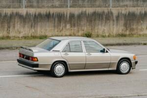 Image 11/69 de Mercedes-Benz 190 E 2.3-16 (1988)