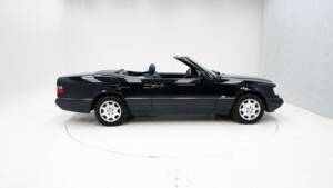 Image 9/15 of Mercedes-Benz E 200 (1995)