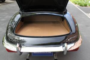 Image 14/24 of Jaguar E-Type (1970)