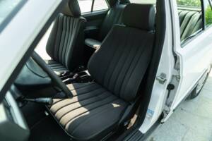 Image 28/45 of Mercedes-Benz 190 E (1987)