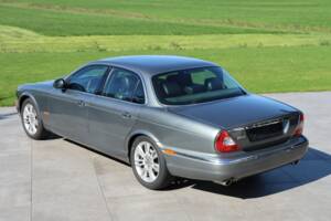 Image 18/50 of Jaguar XJ 8 4.2 (2004)