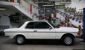 Bild 23/38 von Mercedes-Benz 230 CE (1984)