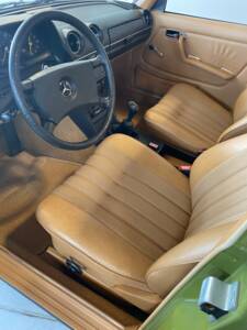 Immagine 18/91 di Mercedes-Benz 240 D (1981)