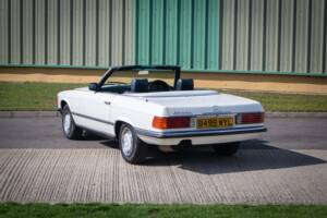 Afbeelding 5/35 van Mercedes-Benz 280 SL (1984)
