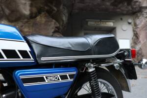 Image 13/33 of Yamaha RD 250 (1976)