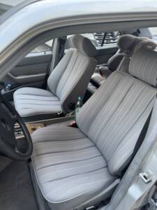 Image 19/32 of Mercedes-Benz 230 E (1987)