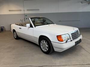 Bild 6/34 von Mercedes-Benz E 320 (1996)