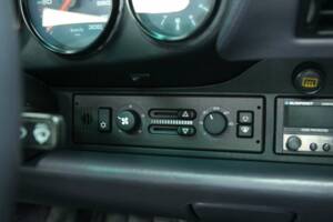 Immagine 23/50 di Porsche 911 Carrera 4 (1993)