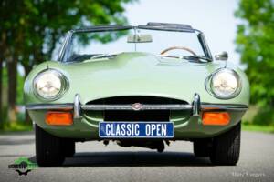 Image 2/60 de Jaguar E-Type (1969)
