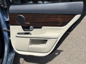 Image 19/50 of Jaguar XJ 5.0 (2011)