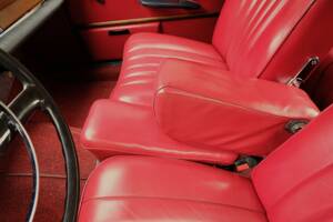 Image 27/76 de Mercedes-Benz 220 S b (1963)