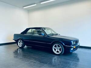 Image 2/29 de BMW 325i (1989)