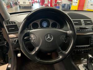 Image 8/20 of Mercedes-Benz E 500 (2002)