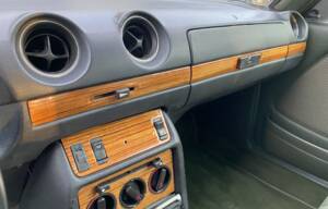 Image 29/66 of Mercedes-Benz 230 CE (1981)