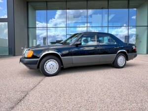 Immagine 33/36 di Mercedes-Benz 300 E 4-Matic (1989)